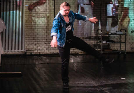 Einer flog über das Kuckucksnest – Theater RambaZamba – Leander Haußmann und das inklusive Ensemble von RambaZamba verwandeln den Filmklassiker in einen brillanten Theater-Kommentar