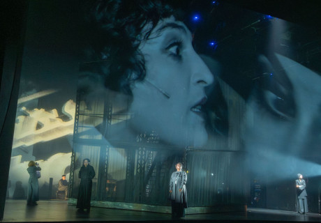 Das kunstseidene Mädchen – Schauspiel Hannover – Luise Voigt übersetzt Irmgard Keuns berühmten Roman bildmächtig fürs Theater