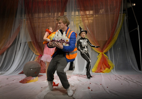 kurz&nackig – Staatstheater Mainz – Jan Neumann und Ensemble mit einer Eltern-Kind-Groteske in Koproduktion mit dem DNT Weimar