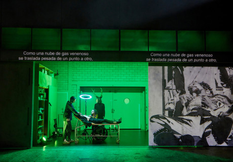 L7L – Die Sieben Irren – Münchner Kammerspiele – Alejandro Tantanian zerlegt den Ideen-Roman von Roberto Arlt in Fantasiefiguren und Bilderfluten 