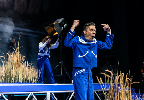 Lapidarium – Residenztheater München – Rainald Goetz bringt die Sprache und die Großen der bundesdeutschen Kulturwelt zum Tanzen