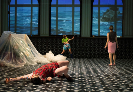 Last Prayer – Ballhaus Ost – Evy Schubert lässt ein letztes Gebet sprechen für die Menschen in der Klimakatastrophe