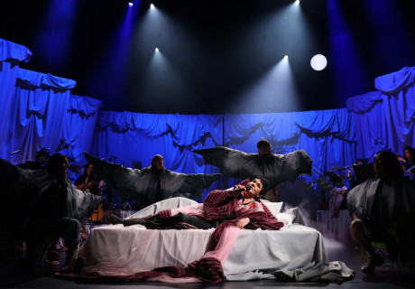 Leben im Liegen – HAU Berlin – Christiane Rösinger setzt sich selbst ein Denkmal und öffnet die Herzen