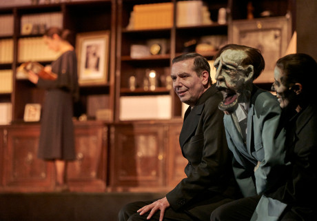 Der Leichenverbrenner – Burgtheater Wien – Autor Franzobel und Puppenspieler Nikolaus Habjan helfen Ladislav Fuks' Nazi-Bizarrerie mit deftigem Sprachwitz und expressivem Puppenspiel nach