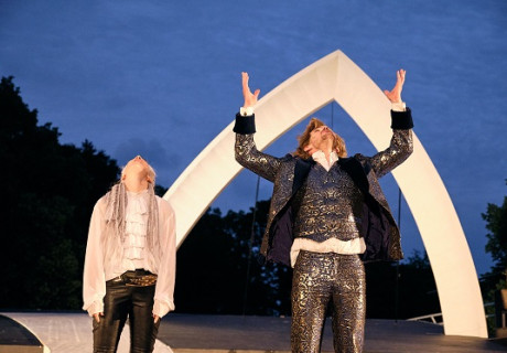 Leonce und Lena – Hessisches Landestheater Marburg – Eva Lange macht aus Büchners Komödie eine Pop-Revue für die Freilichtbühne