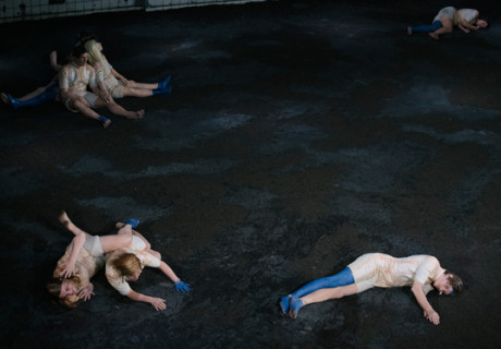 Leonce und Lena – Schauspielhaus Bochum – Liliane Brakema inszeniert Büchners Klassiker der Politikverdrossenheit am Abend der Europawahl bilderstark und fatalistisch