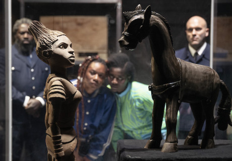 Les statues rêvent aussi – Münchner Kammerspiele – Um Beutekunst geht es in dem gemeinsamen Abend des westafrikanischen Choreografen Serge Aimé Coulibaly und des Regisseurs Jan-Christoph Gockel