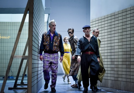 (Life on earth can be sweet) Donna – Deutsches Theater Berlin – Pollesch treibt in seinem neuen Abend kleine Späße mit klimaneutraler Verwandlung