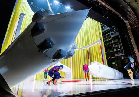 Like Lovers Do (Memoiren der Medusa) – Münchner Kammerspiele – Pınar Karabulut lässt Sivan Ben Yishais brutales Lied von der Schändung im fluffigen Niemandsland zwischen Star-Trek-Aliens und Superhelden-Comic ertönen