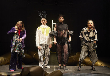 DANN MACH DOCH LIMONADE, BITCH – Schlachthaus Theater Bern – Kim de l'Horizons Theatererstling von Oliver Keller uraufgeführt