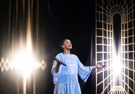 Liv Strömquists Astrologie – Düsseldorfer Schauspielhaus – Philipp Rosendahl verwandelt die Graphic Novel der feministischen Autorin Liv Strömquist in eine ironische Show mit Livemusik