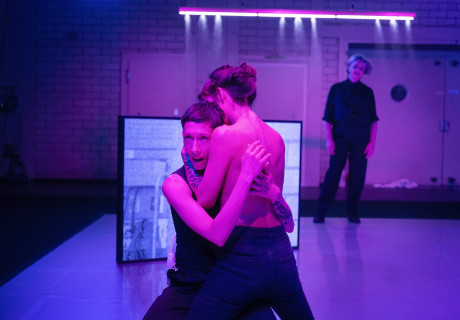 Love me tender – Münchner Kammerspiele – Felicitas Brucker inszeniert mit drei Ausnahme-Schauspielerinnen nach dem Roman von Constance Debré einen Prozess radikaler Emanzipation