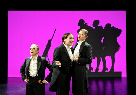 Lulu – Residenztheater München – Bastian Kraft lässt im Marstall drei Lulus über ihr eigenes Schicksal verhandeln