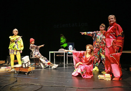 Mauern – HAU Hebbel am Ufer Berlin – She She Pop öffnen erneut die Ost-West-Schubladen und überprüfen ihre Utopien