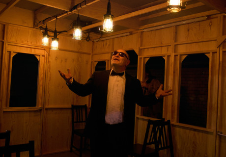 Mord im Regionalexpress – Theater RambaZamba Berlin – Milan Peschel lässt ein grandioses Ensemble ermitteln