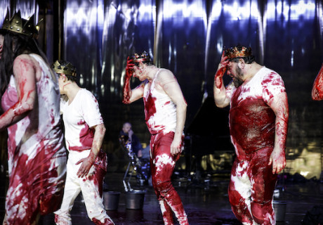 Macbeth – Philipp Preuss schickt in Nürnberg seine verrätselte Kurzfassung des Shakespeare-Klassikers in einen bildmächtigen Dauerloop 