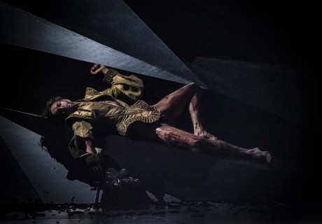 Macbeth – Düsseldorfer Schauspielhaus – Evgeny Titov erzählt Shakespeares Blut-Stück als Geschichte vom Schuldig-werden in Unschuld