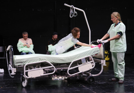 Mach es gut! – Theater Bremen – Sylvia Sobottka wirft anhand einer Immigrantinnen-Biografie Klassismus-Fragen auf