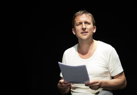 Magda Toffler. Versuch über das Schweigen – Staatstheater Nürnberg – Boris Nikitin begibt sich in einem Selbstversuch an die Nahtstelle zwischen Biografie und Fiktion 