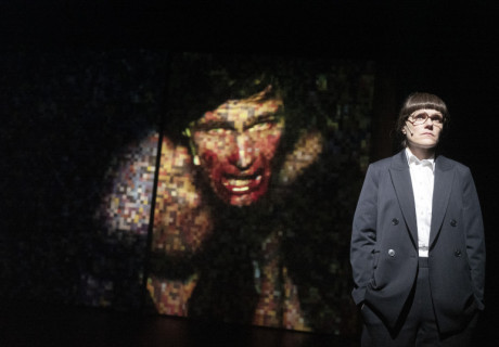 Das mangelnde Licht – Thalia Theater Hamburg – Mit Fritzi Haberlandt als Gast und starkem Ensemble bringt Regisseurin Jette Steckel Nino Haratischwilis neue Georgien-Saga auf die Bühne