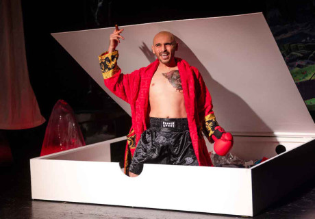 Männerphantasien – Deutsches Theater Berlin – Mit zeitgenössischen Texten liefert Theresa Thomasberger ein Update von Klaus Theweleits berühmter Faschismus-Studie 