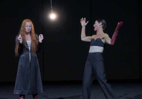 Maria Stuart – Salzburger Festspiele – Martin Kušej stellt auf der Halleiner Pernerinsel zwei Königinnen in eine grausam-dominierende Männerwelt