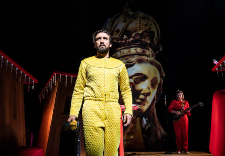 Marienplatz – Residenztheater München – András Dömötör bringt das Auftragsstück des jungen polnischen Autors Beniamin M. Bukowski über eine Selbstverbrennung zur Online-Premiere