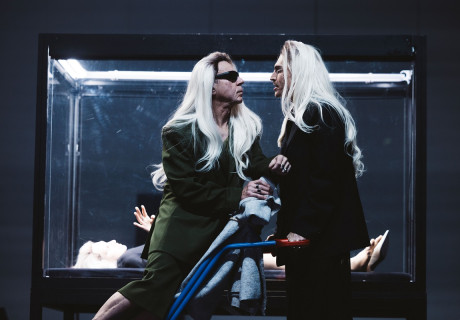 Marquise von O. und – Deutsches Theater Berlin – Ildikó Gáspár verknüpft Kleists Novelle mit aktuellen Vergewaltigungsfällen