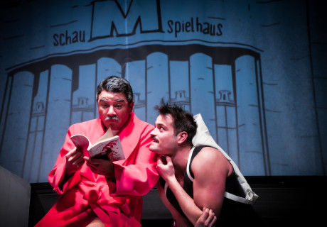 Die Maskeraden des D. Oregan – Volksbühne am Rosa-Luxemburg-Platz – Glossy Pain erzählen in einer Theatersatire vom politischen Aufstieg des türkischen Präsidenten Erdoǧan