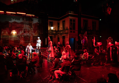 Die Reise des G. Mastorna – Theater Heidelberg – Bernadette Sonnenbichler inszeniert Federico Fellinis Drehbuch als Raumtheater