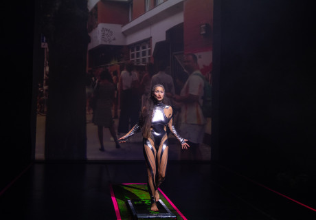 Fotzenschleimpower gegen Raubtierkaputtalismus – Wiener Festwochen – Mateja Meded bringt ihren Monolog selbst zur Uraufführung