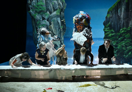 Mehr Lametta am Meer – Staatstheater Saarbrücken – Simon Solberg inszeniert Rebekka Kricheldorfs neue Komödie als Höllen-Familienfest