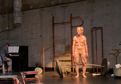 Mein Schwanensee – Deutsches Schauspielhaus Hamburg – Christoph Marthaler geht mit Elfriede Jelinek in die Muckibude