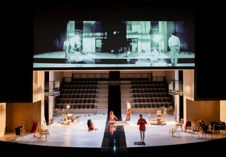 Meine geniale Freundin – Schauspielhaus Bochum – Johan Simons entfaltet Elena Ferrantes neapolitanisches Panorama in einer sechsstündigen Aufführung