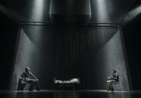 Meister und Margarita – Münchner Kammerspiele – Jette Steckel verwandelt Bulgakows fantastische Bilderwelten in eine Ode an die Macht der Kunst