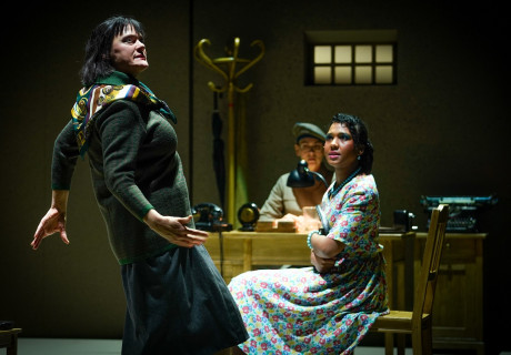 Der Meister und Margarita – Schauspiel Frankfurt – Timofej Kuljabin inszeniert Michail Bulgakow als Erzählung repressiver Verhöre