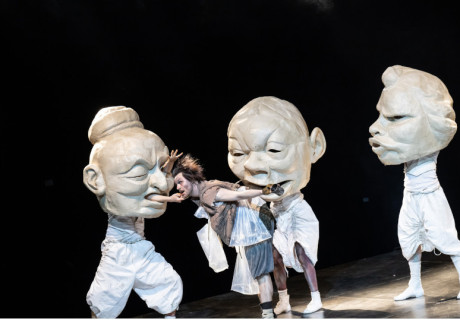 Der gute Mensch von Sezuan – Düsseldorfer Schauspielhaus – Bernadette Sonnenbichler verfremdet Brechts Lehrstück mit Butoh eindrücklich zur Kenntlichkeit