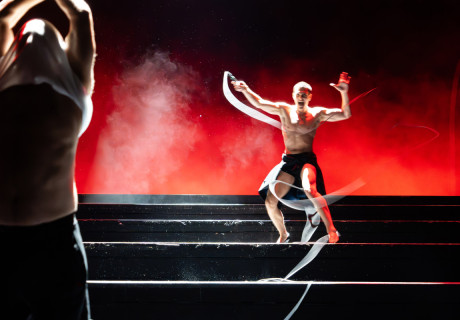 Mephisto – Staatstheater Wiesbaden – Luk Perceval inszeniert Klaus Manns Roman mit einem Schmerzensmann im Zentrum