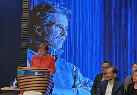 Angela Merkel ehrt Schauspieler Ulrich Matthes