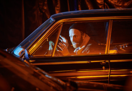 Die Methode – Deutsches Theater Göttingen – Antje Thoms inszeniert Juli Zehs Gesundheits-Dystopie in der Autogarage als erste Premiere in der Corona-Zwangspause