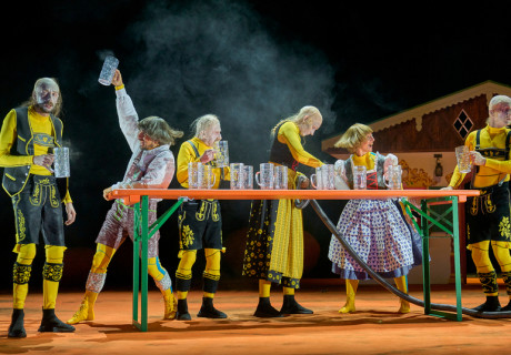 Mia san Mia – Münchner Kammerspiele – Marco Layera und Martín Valdés-Stauber verpflanzen Bayern auf einen fernen Wanderplaneten 