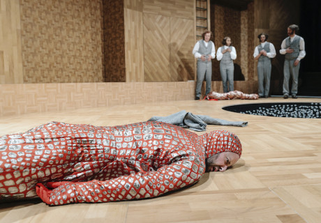 Der Krieg mit den Molchen – Schaubühne am Lehniner Platz – Als klamaukige Parabel auf den (un)menschlichen Machbarkeitswahn adaptiert Clara Weyde mit Soeren Voima den Roman von Karel Čapek