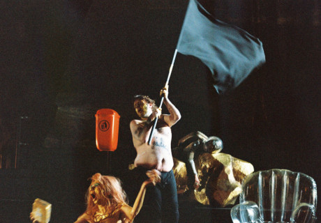 Die Monosau – Volksbühne Berlin – Ein anarchisches Kunst-Spektakel von Jonathan Meese 