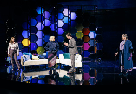 Moskitos – Badisches Staatstheater Karlsruhe – Anna Stiepani inszeniert Lucy Kirkwoods Well-Made-Play über Wissenschaftsskepsis