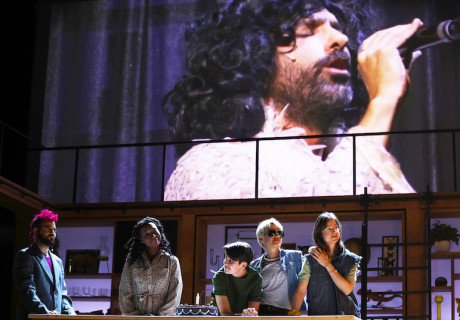 Mother Tongue – Maxim Gorki Theater Berlin – Lola Arias' neuste Recherchearbeit über Elternschaft