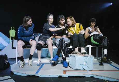 Mundtot – Schauspielhaus Wien – Christiane Pohle inszeniert Miriam Unterthiners neues Stück über sexualisierte Erfahrungen von Sportlerinnen