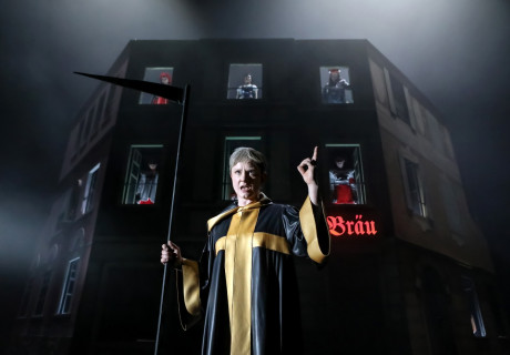 Munich Machine – Residenztheater München – Albert Ostermaier huldigt dem Filmemacher Klaus Lemke und den Chaosjahren Münchens