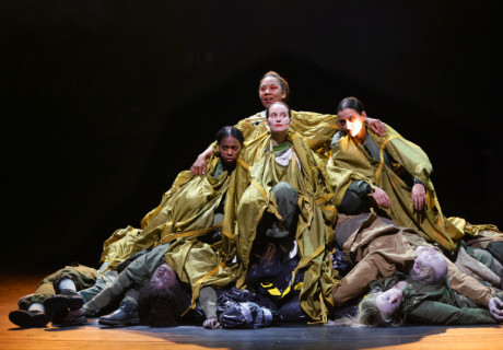 Mutter Courage und ihre Kinder – Maxim Gorki Theater Berlin – Oliver Frljić inszeniert ein Monument des Berliner Theaters