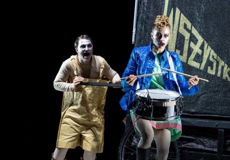 Mutter Courage – Düsseldorfer Schauspielhaus – Sebastian Baumgarten bringt Brechts Anti-Kriegs-Klassiker im Stilmix aus Revue, Comic, Projektion auf die Bühne