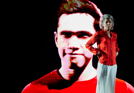 Mythos P.A.N. – Staatstheater Nürnberg – Roman Senkl und minus.eins eröffnen die neue Digitalspielstätte des Hauses mit einer ebenenreichen Hamlet-Story 